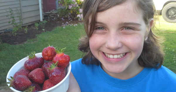 Lexi strawberries_600